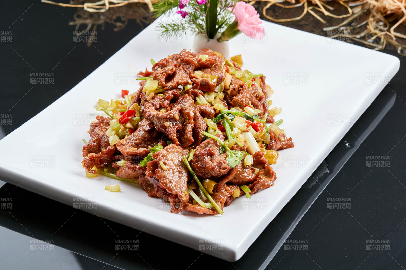 白色瓷盘装的湘味小炒黄牛肉图片