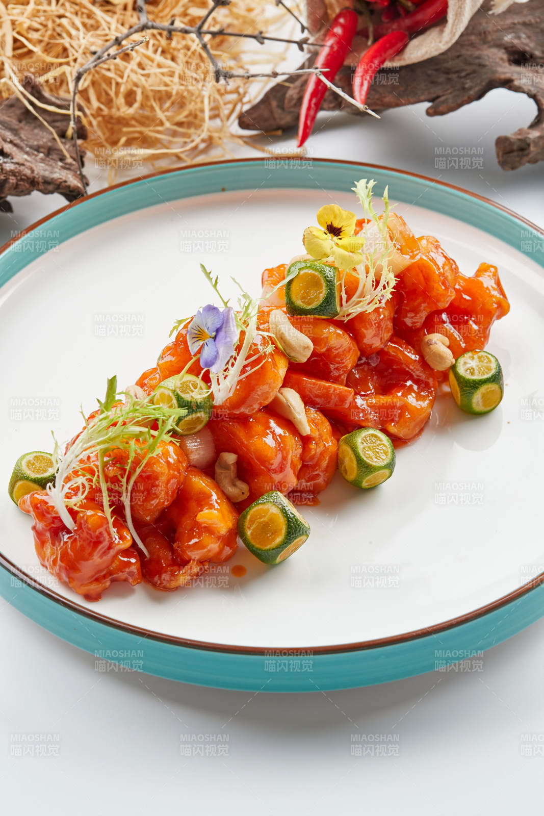 精美瓷餐具装的宫保大虾球图片