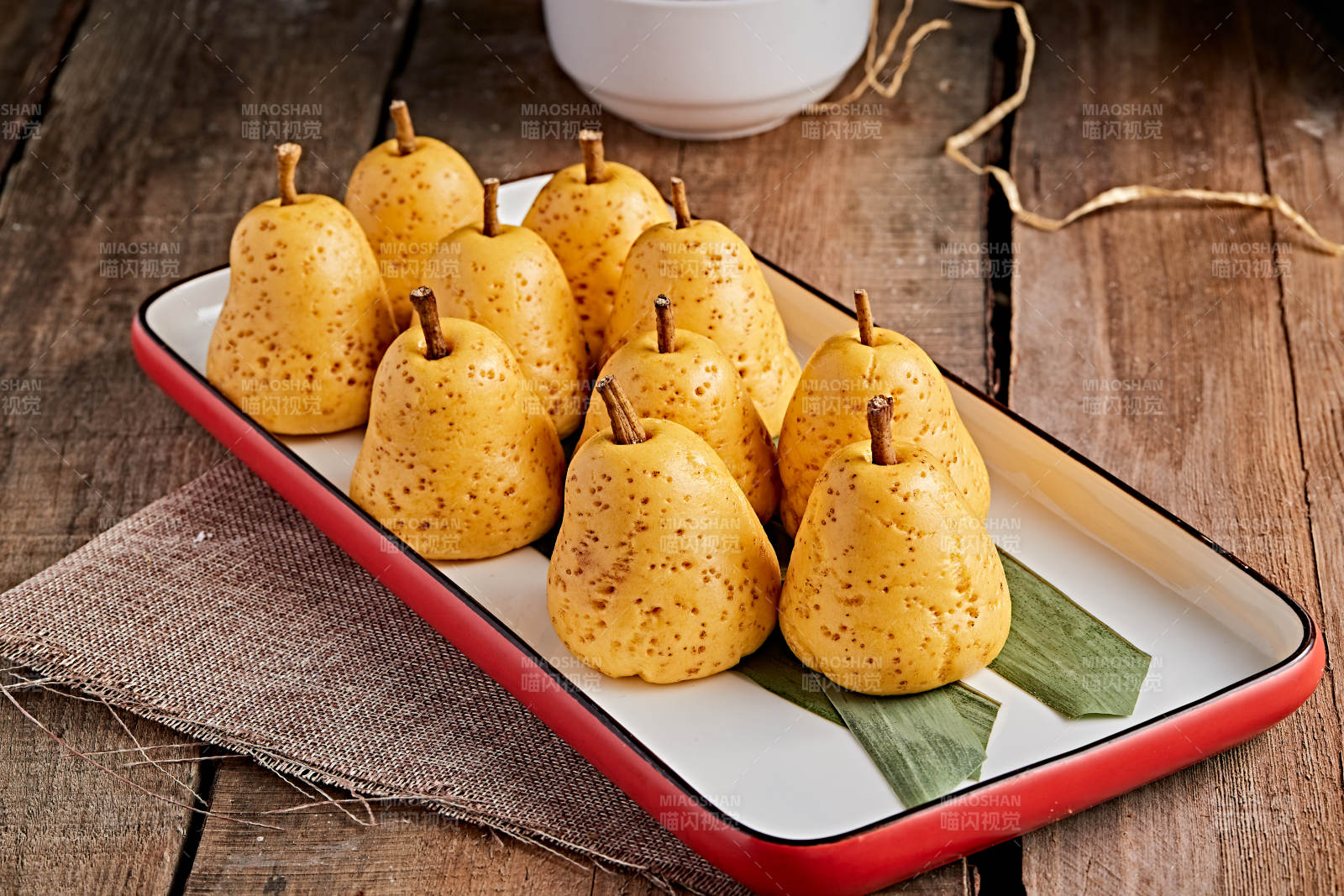 精美餐具装的仿真面点鸭梨窝窝头图片