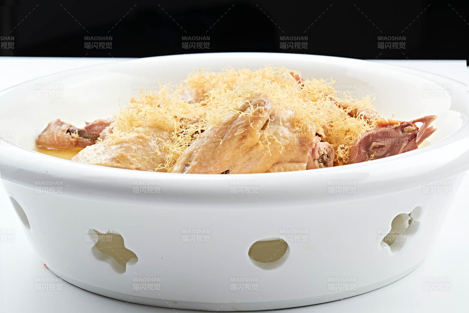 白色瓷盆装的带汤蒸跑山鸡图片
