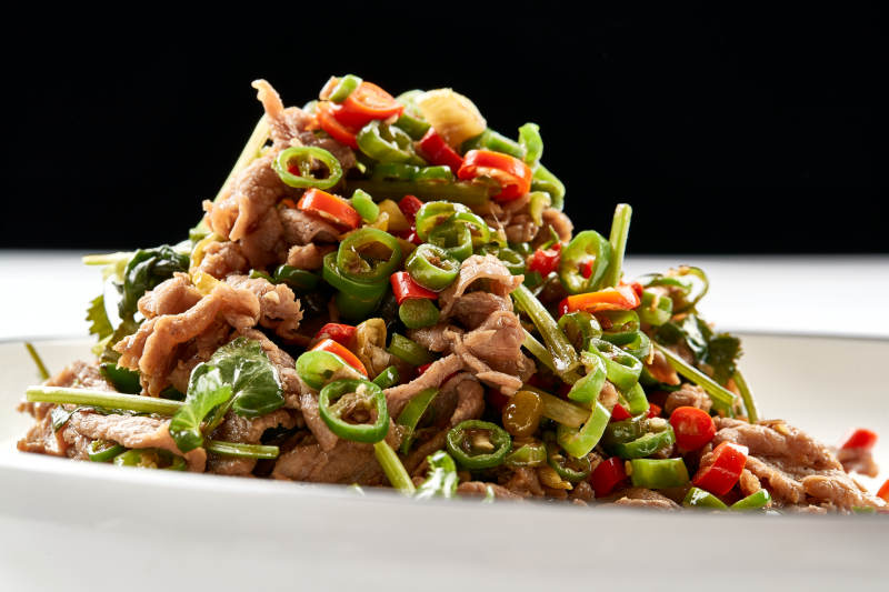 白色瓷盘装的湘味小炒肉图片