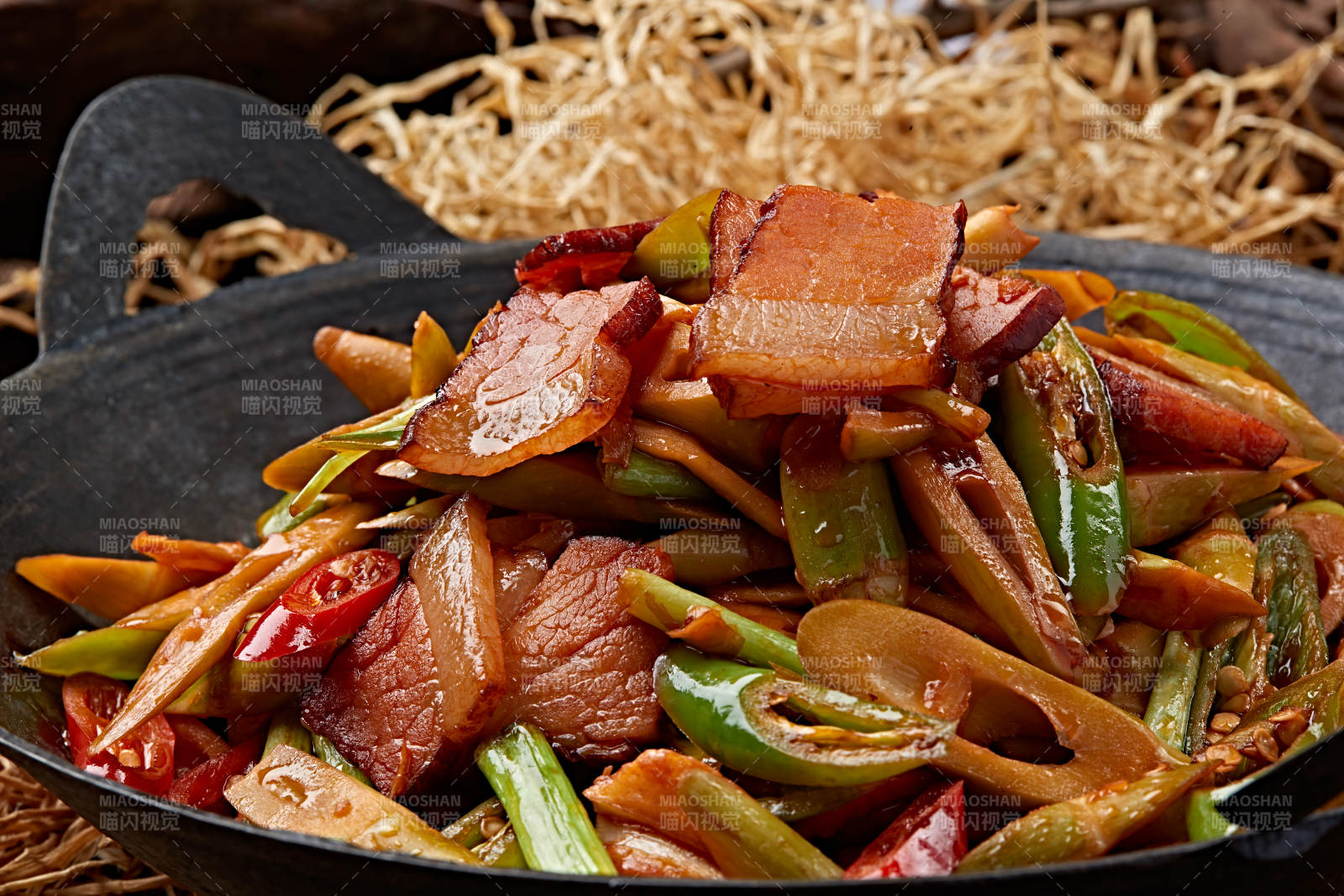 香辣锅仔腊肉嫩笋尖图片