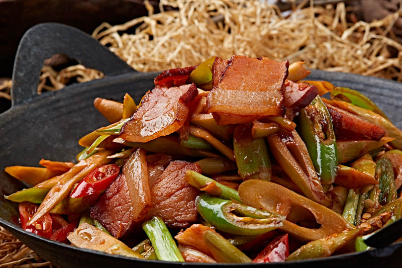 香辣锅仔腊肉嫩笋尖图片
