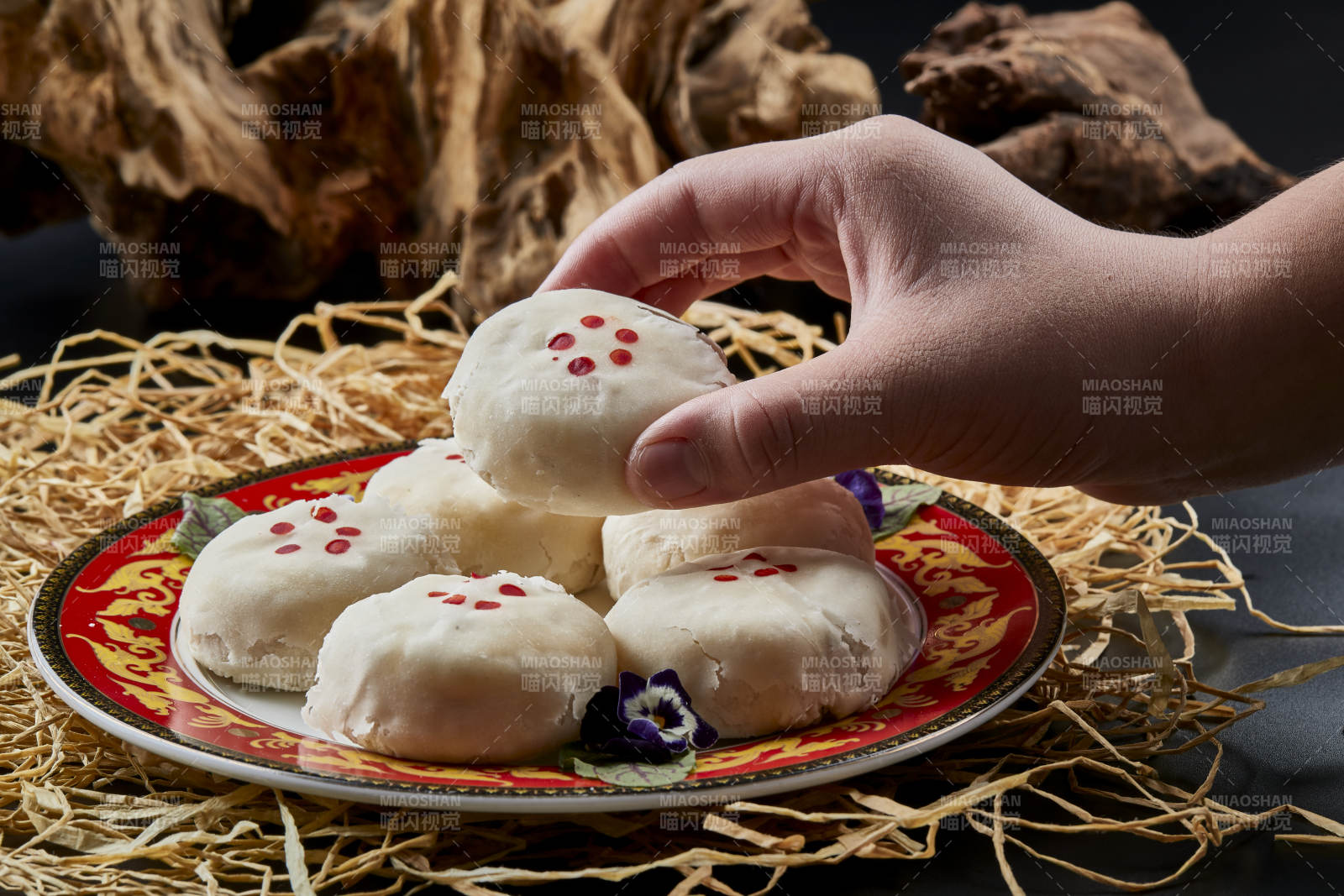 磁盘装的传统婚宴糕点白糖桂花芙蓉酥图片