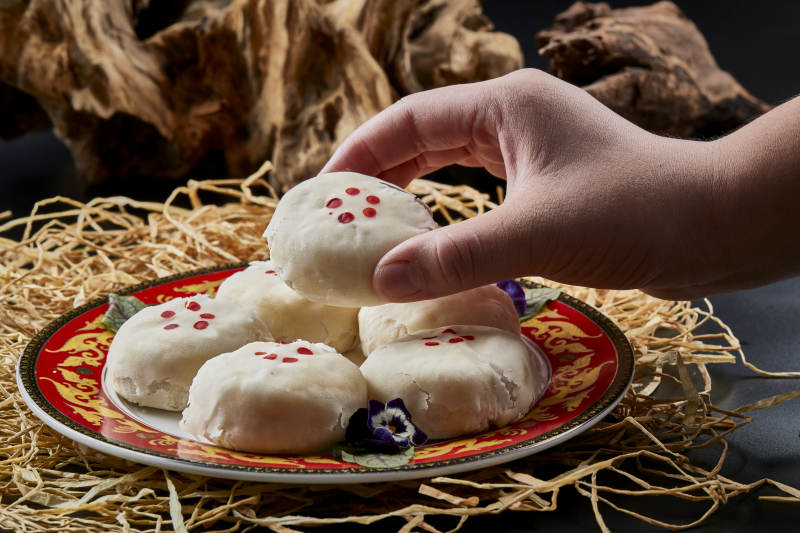 磁盘装的传统婚宴糕点白糖桂花芙蓉酥图片