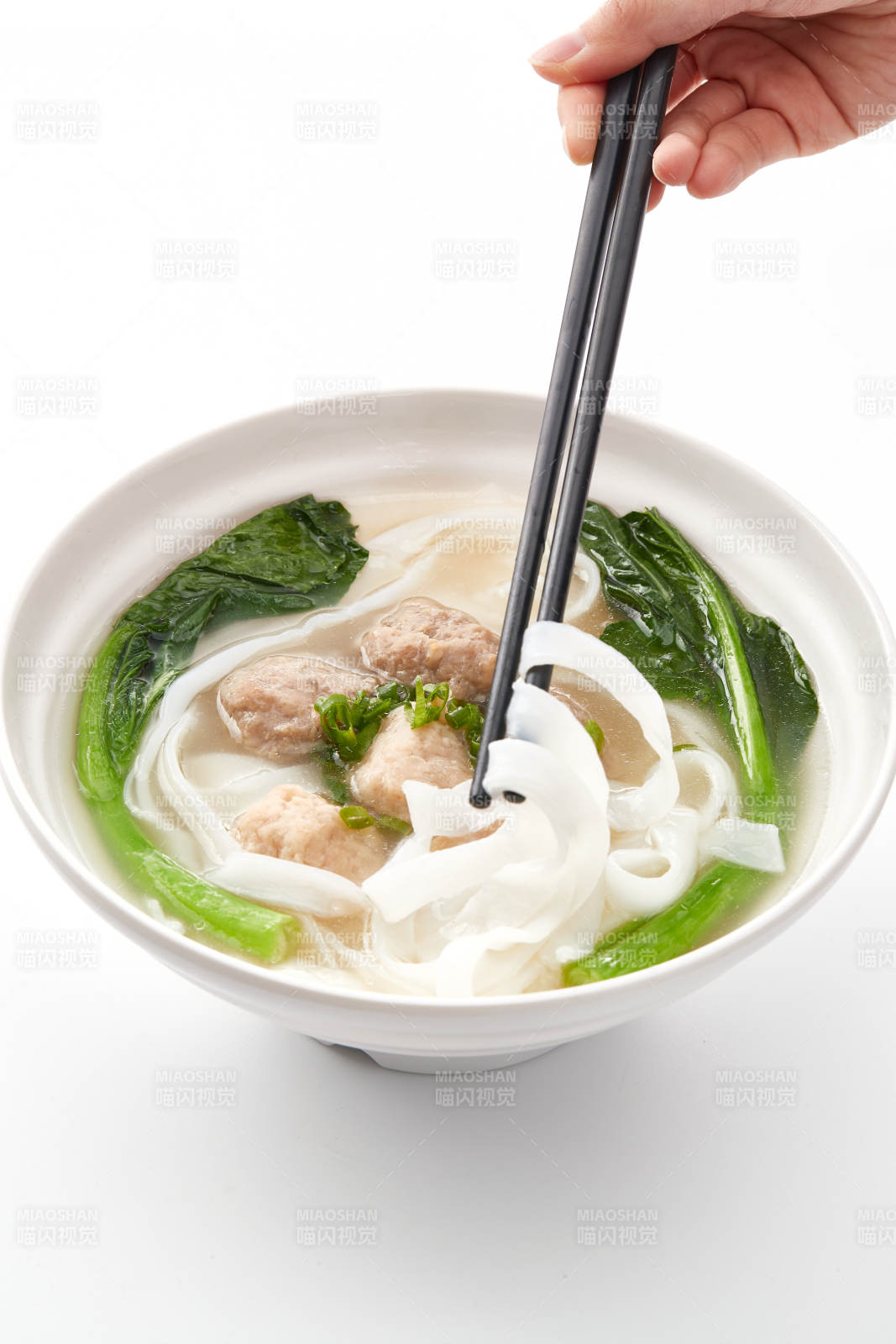 白色瓷碗装的广式河粉配牛丸图片