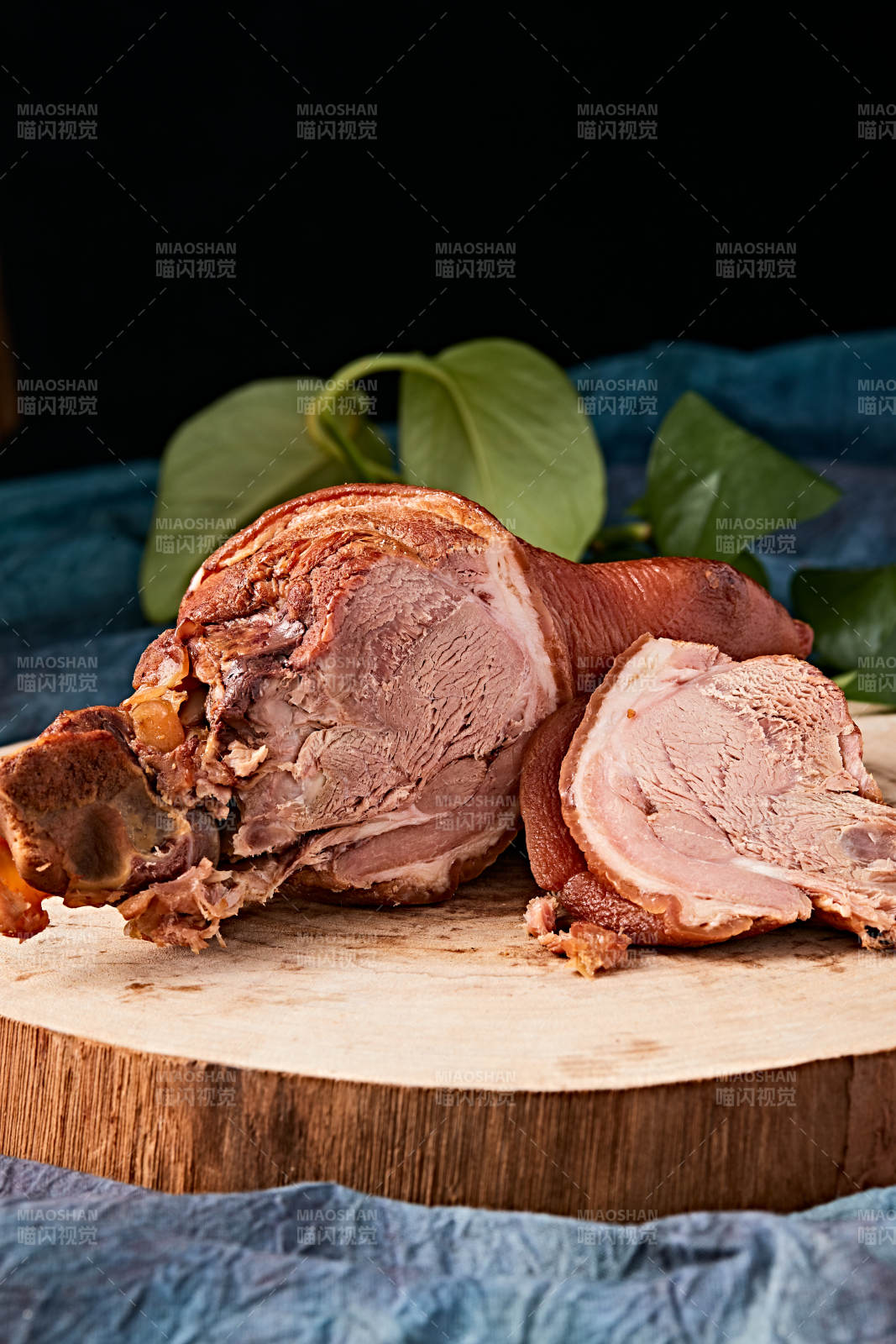 烟熏小香猪肘子图片