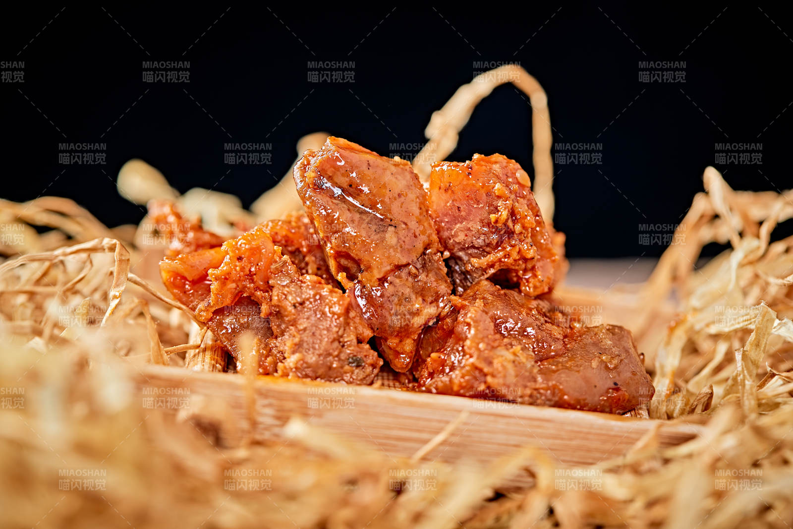 木质背景上摆放的自然香辣牛筋肉图片