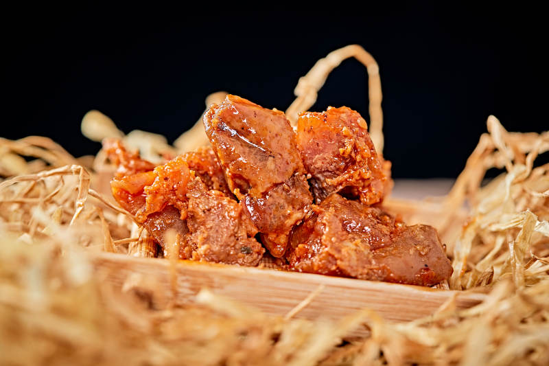 木质背景上摆放的自然香辣牛筋肉图片