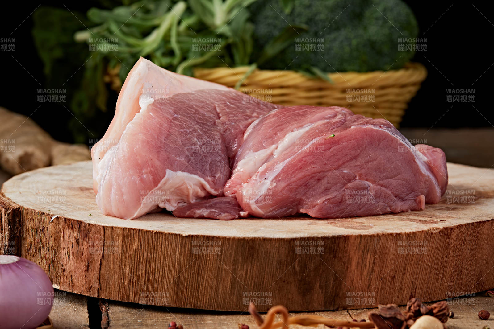 检疫合格的屠宰生鲜猪肉图片