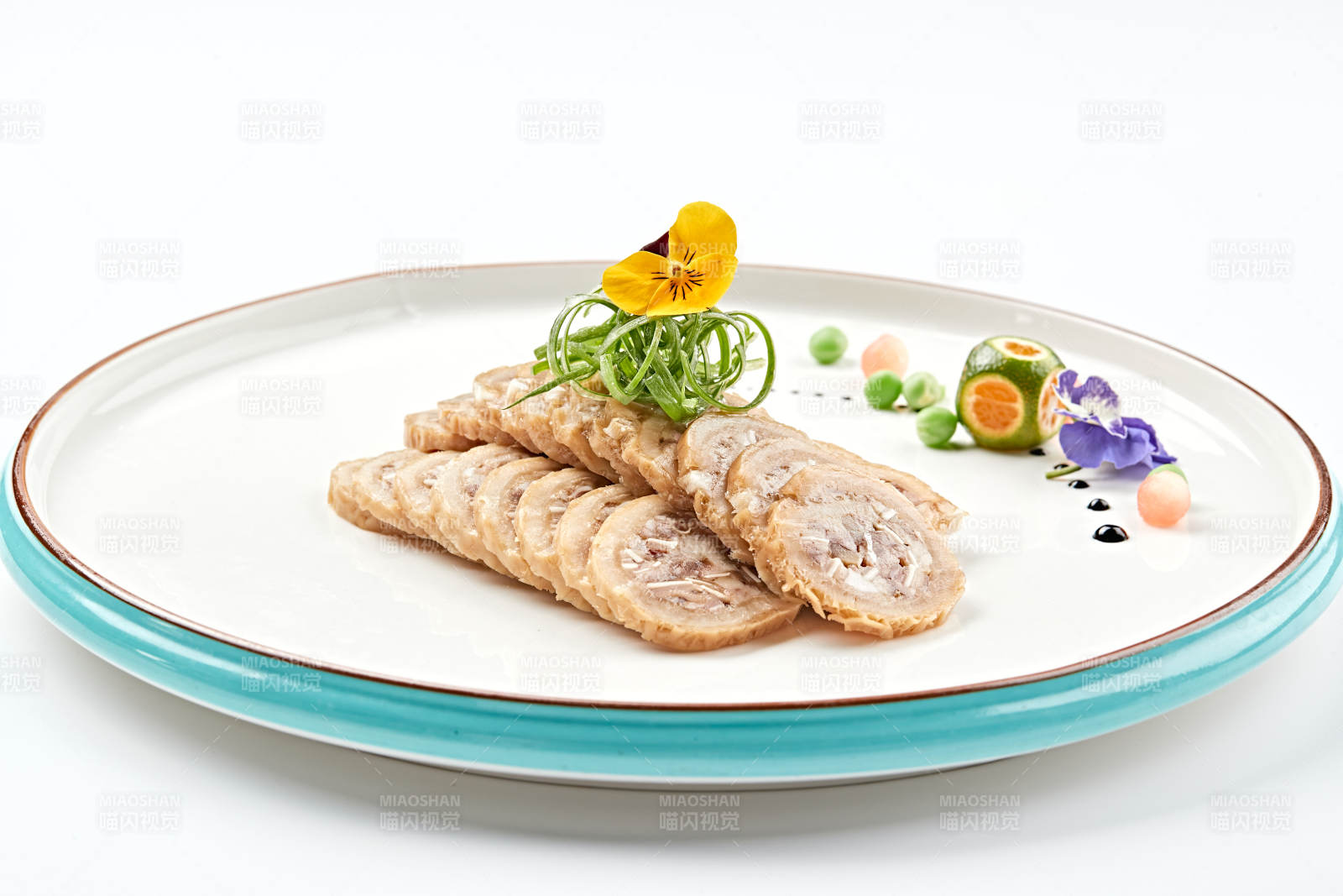 白色瓷盘装的鱿鱼压猪肚切片图片