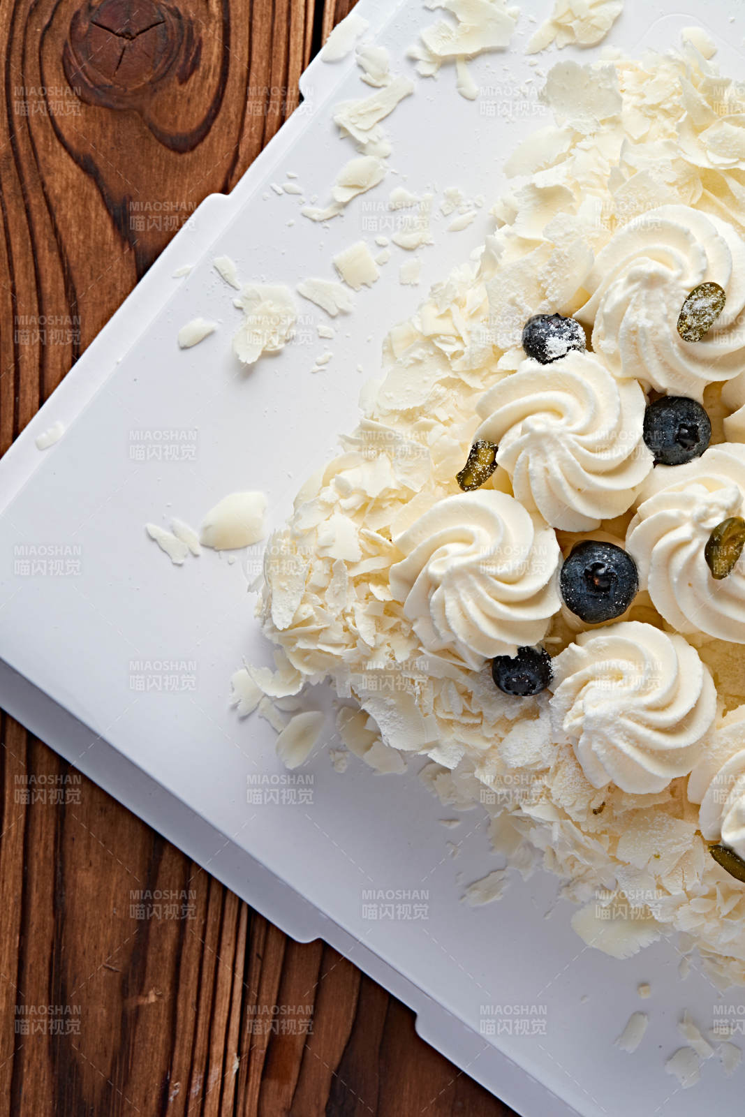 蓝莓白巧克力鲜奶慕斯榴莲蛋糕图片