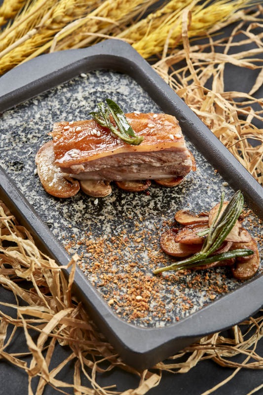 高档时尚蒙餐位菜铁板炭烤羊小排图片