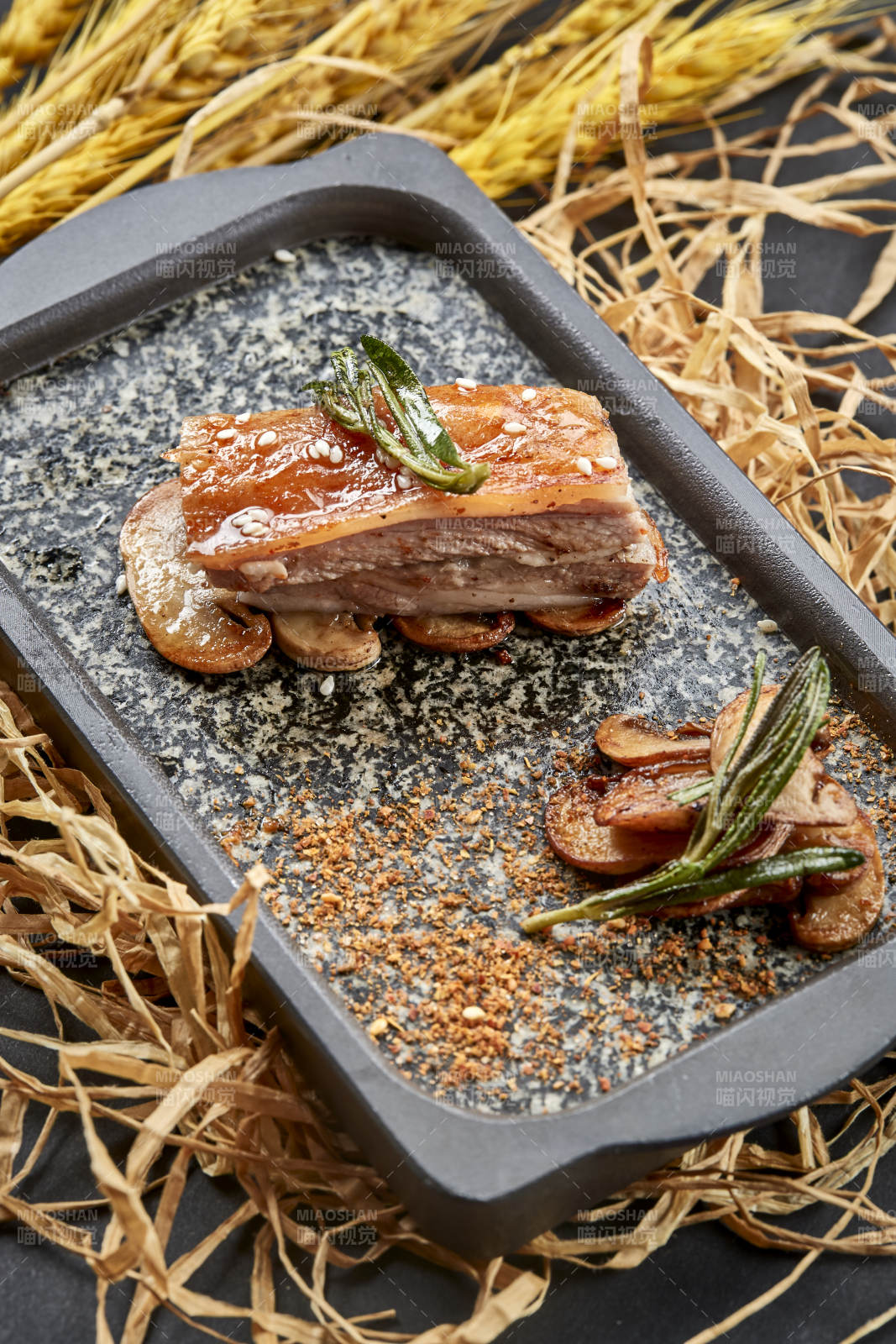 高档时尚蒙餐位菜铁板炭烤羊小排图片