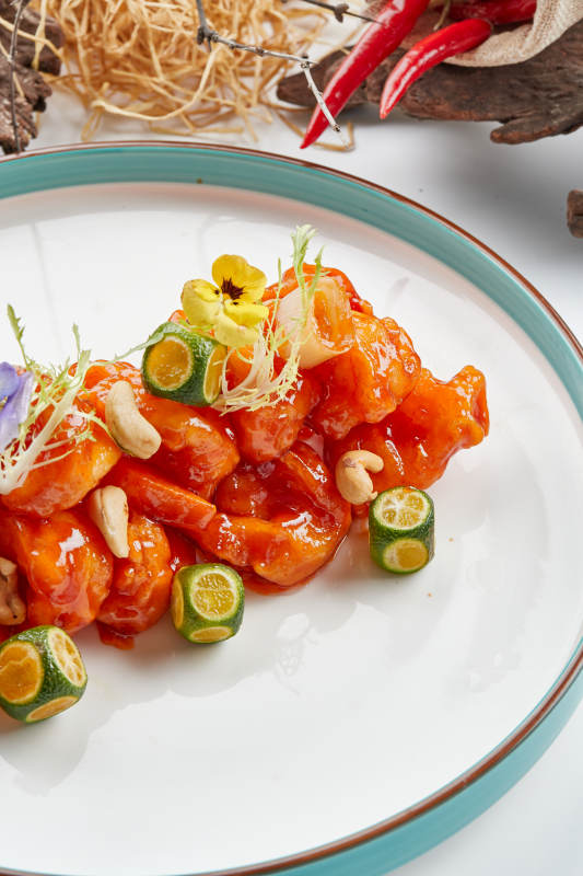 精美瓷餐具装的宫保大虾球图片