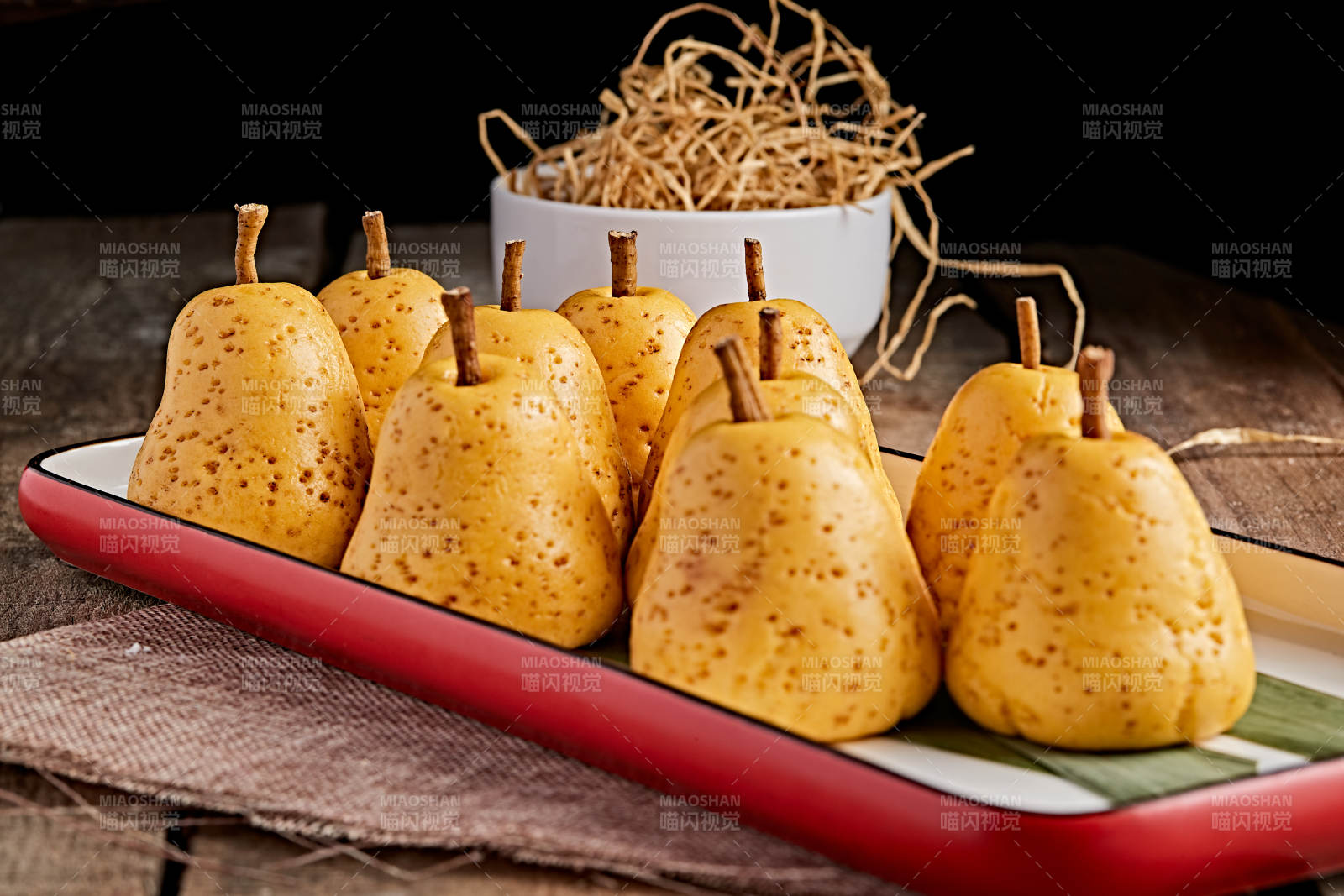 精美餐具装的仿真面点鸭梨窝窝头图片