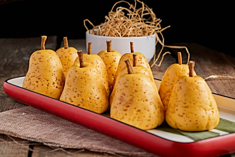 精美餐具装的仿真面点鸭梨窝窝头图片