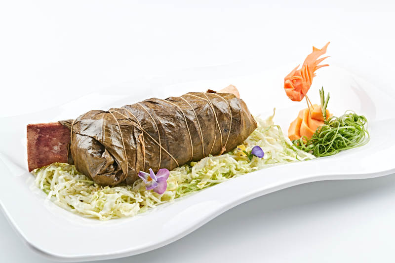 白色瓷盘装的飘香荷叶牛肋排图片