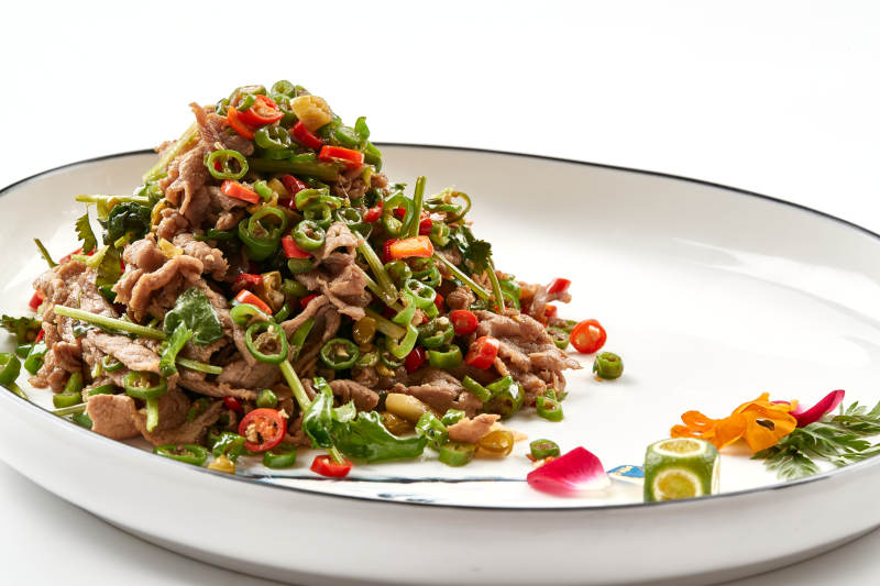 白色瓷盘装的湘味小炒肉图片