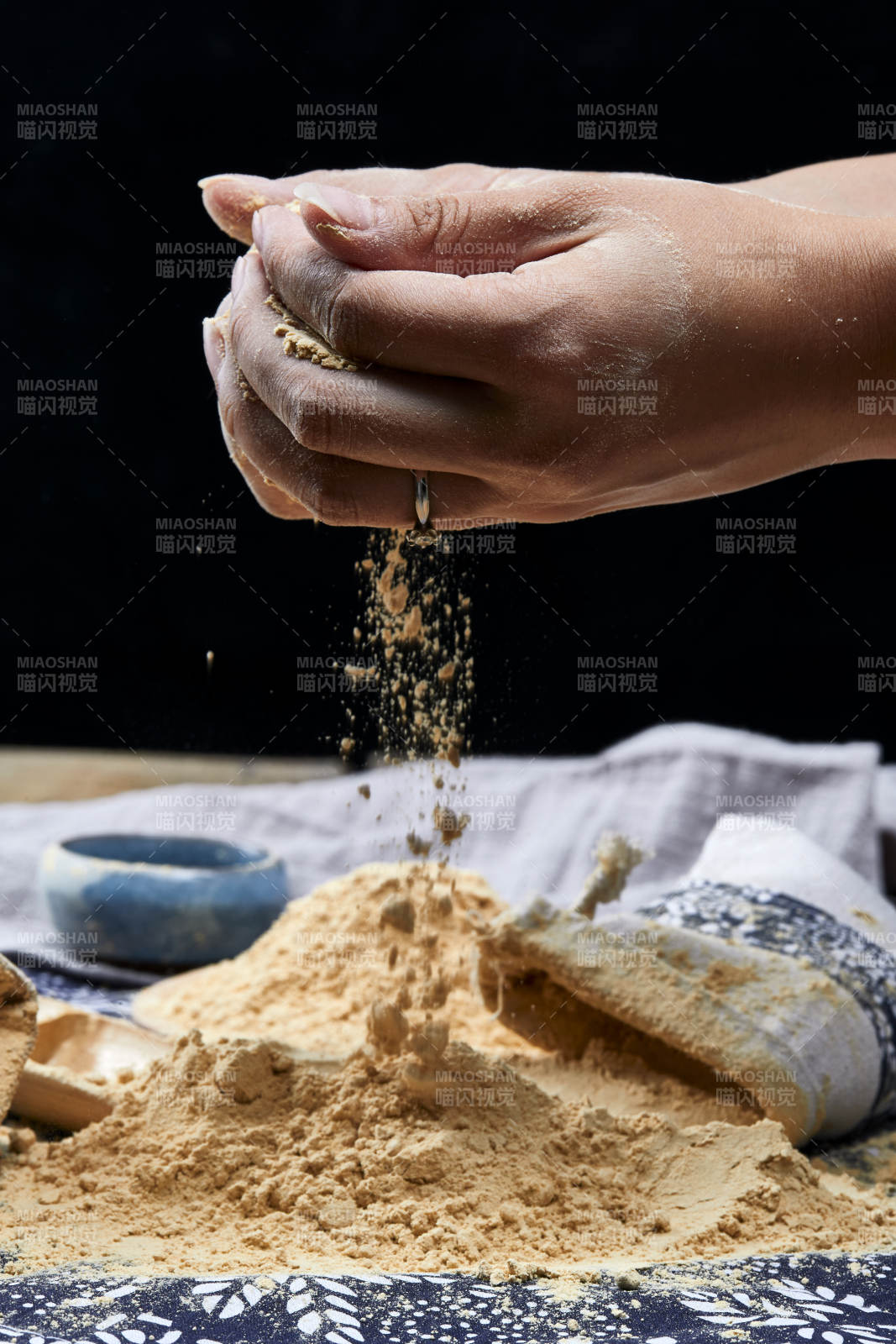 双手揉搓捧起的糊糊面豆糊面图片