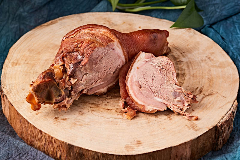 烟熏小香猪肘子图片