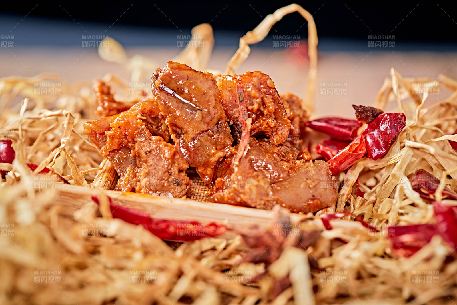 木质背景上摆放的自然香辣牛筋肉图片