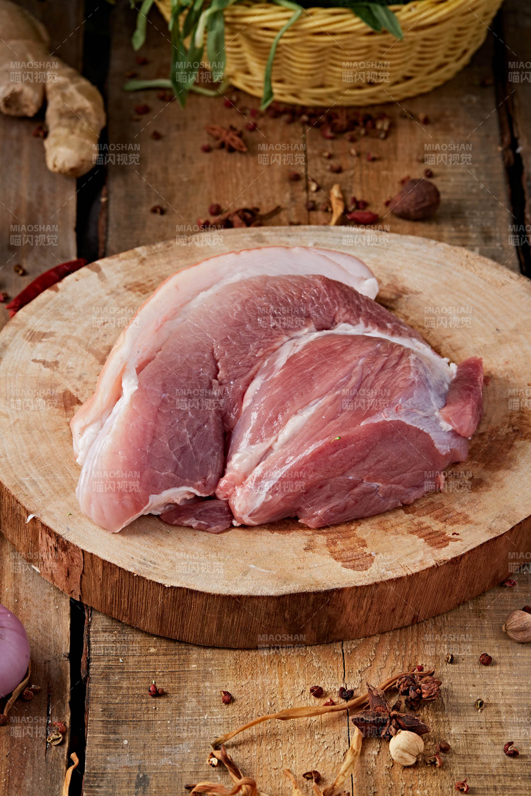检疫合格的屠宰生鲜猪肉图片