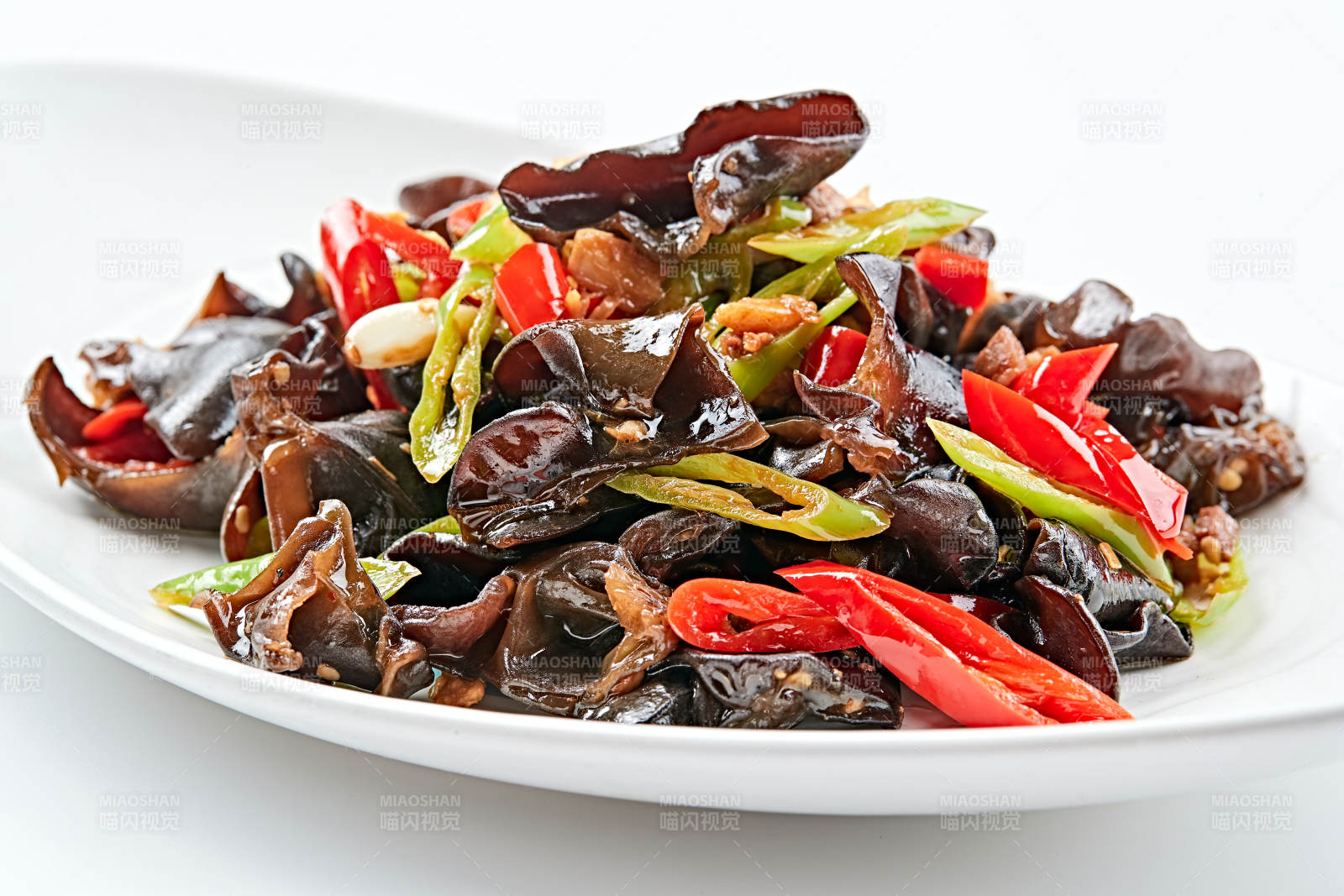 白色瓷盘装的肉沫鲜椒蒜香黑木耳图片