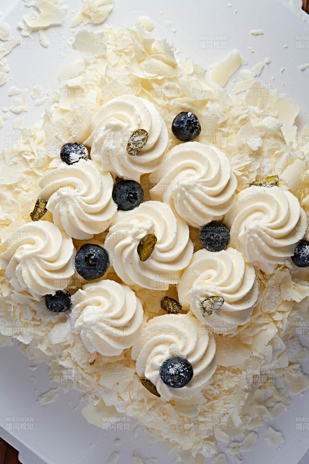 蓝莓白巧克力鲜奶慕斯榴莲蛋糕图片