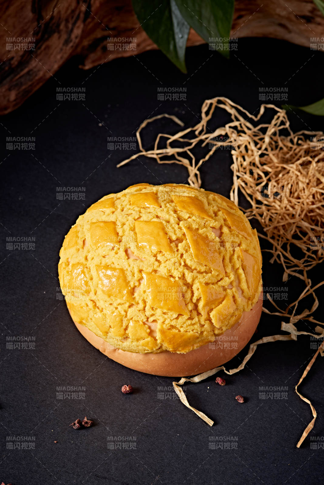 酥皮菠萝包摆放在餐垫上图片