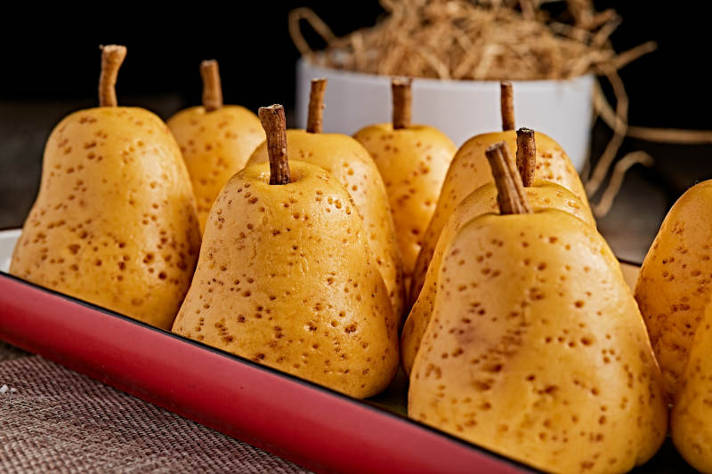 精美餐具装的仿真面点鸭梨窝窝头图片