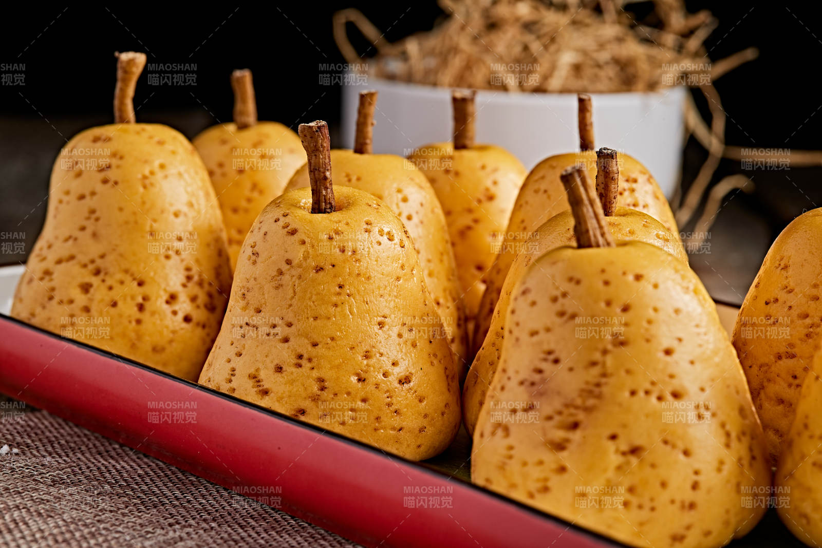 精美餐具装的仿真面点鸭梨窝窝头图片