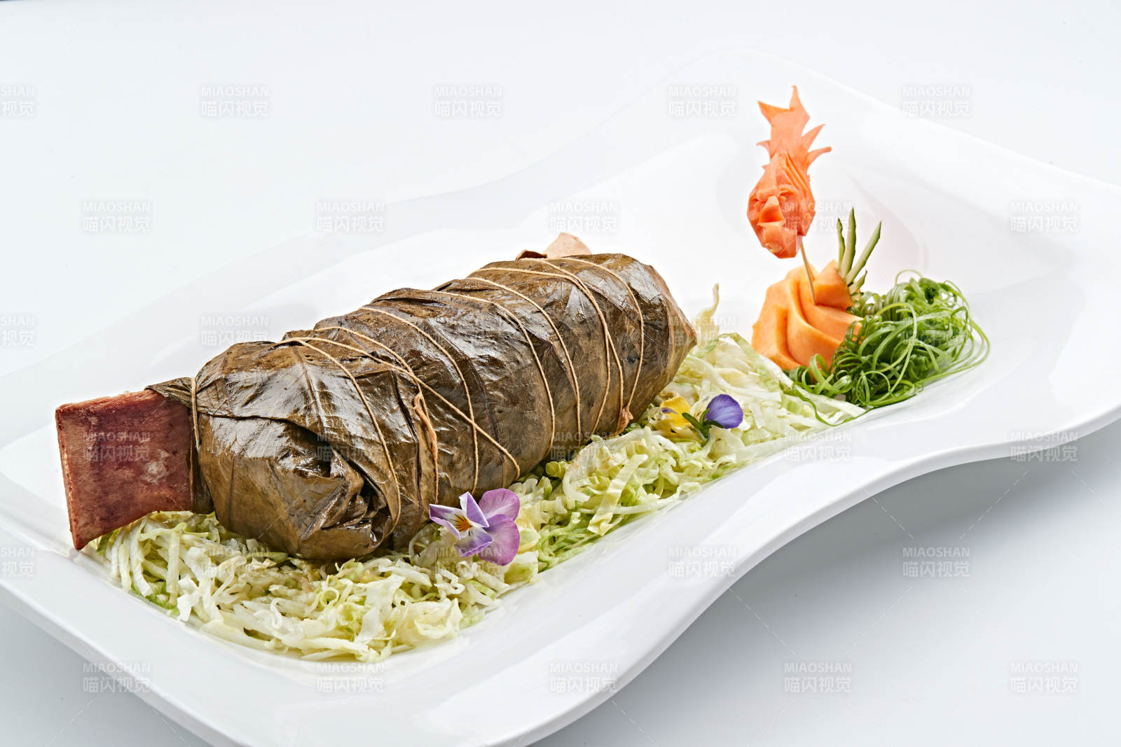 白色瓷盘装的飘香荷叶牛肋排图片