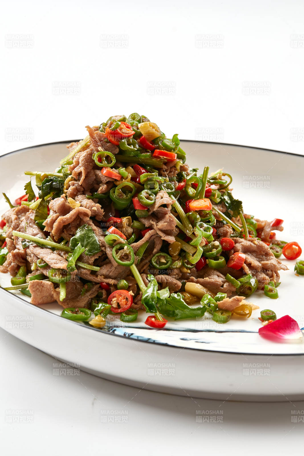 白色瓷盘装的湘味小炒肉图片