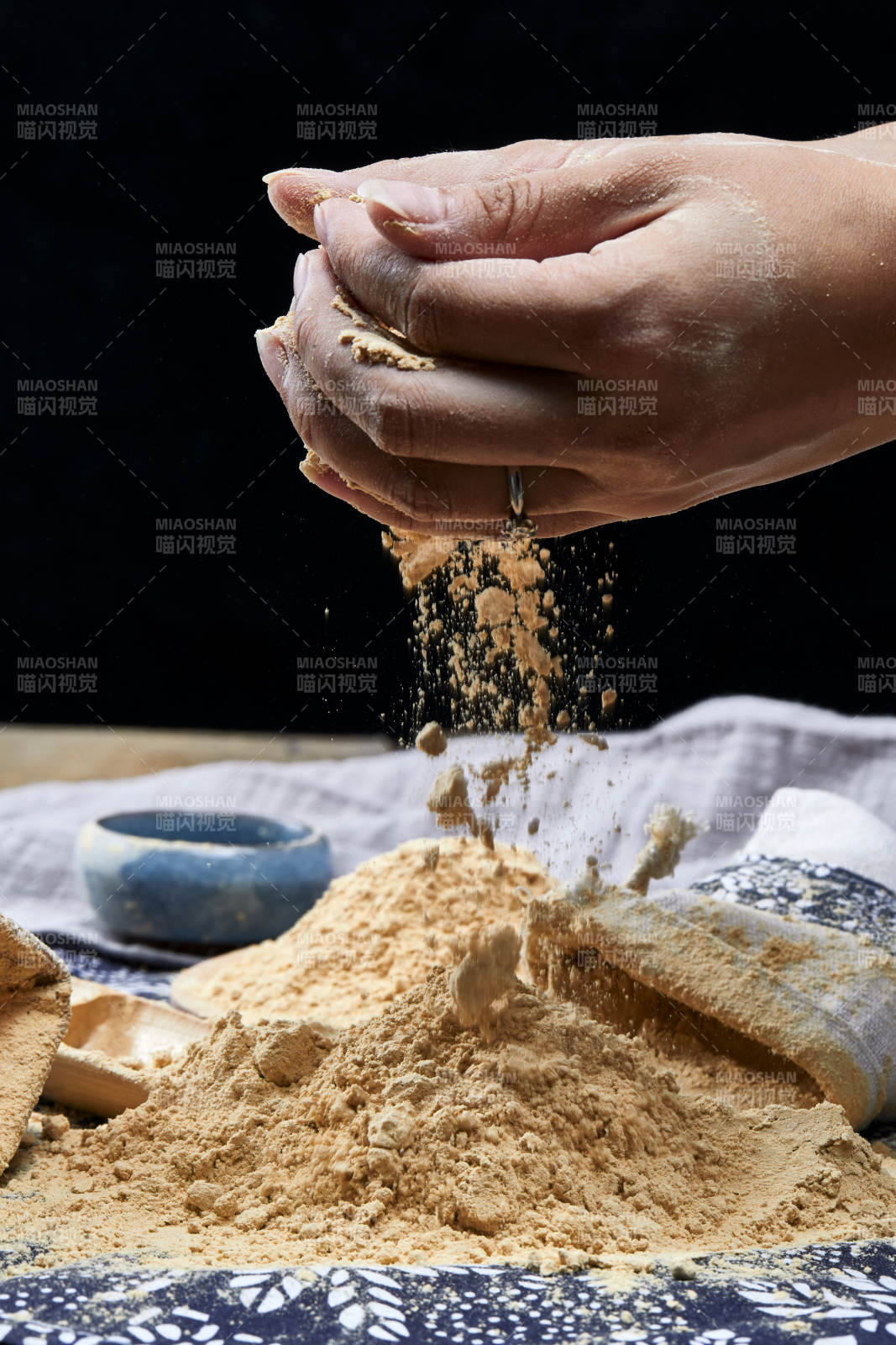 双手揉搓捧起的糊糊面豆糊面图片