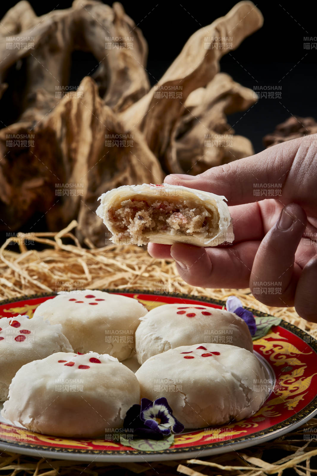 磁盘装的传统婚宴糕点白糖桂花芙蓉酥图片