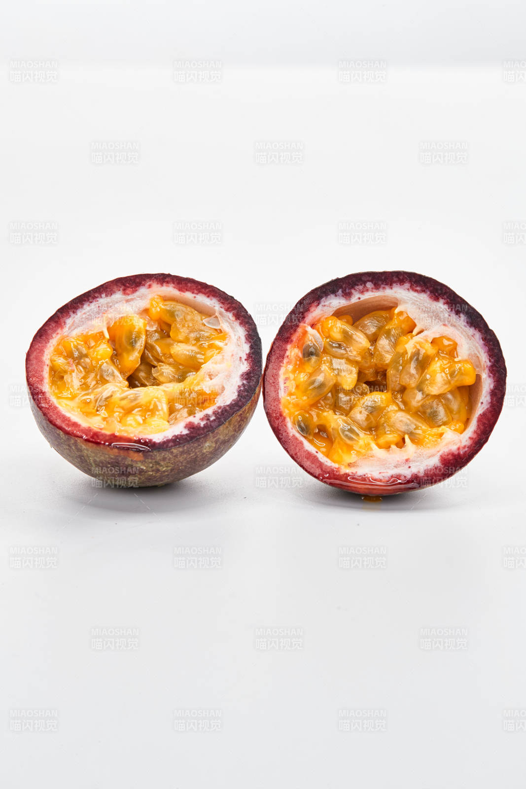 白色背景上摆放的新鲜百香果图片
