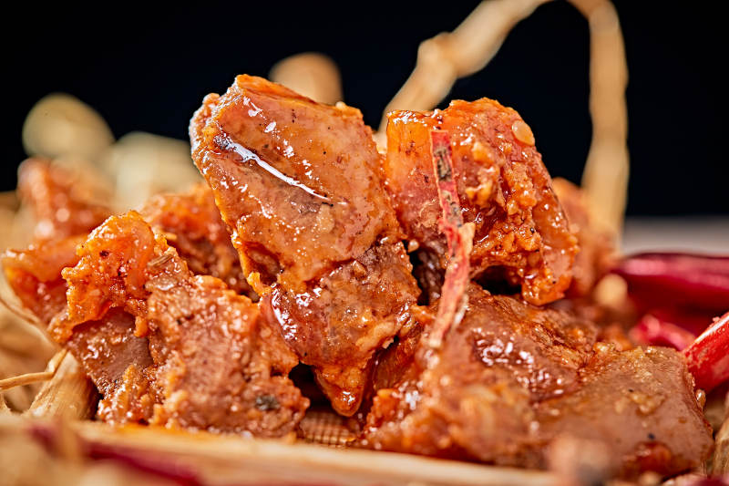 木质背景上摆放的自然香辣牛筋肉图片