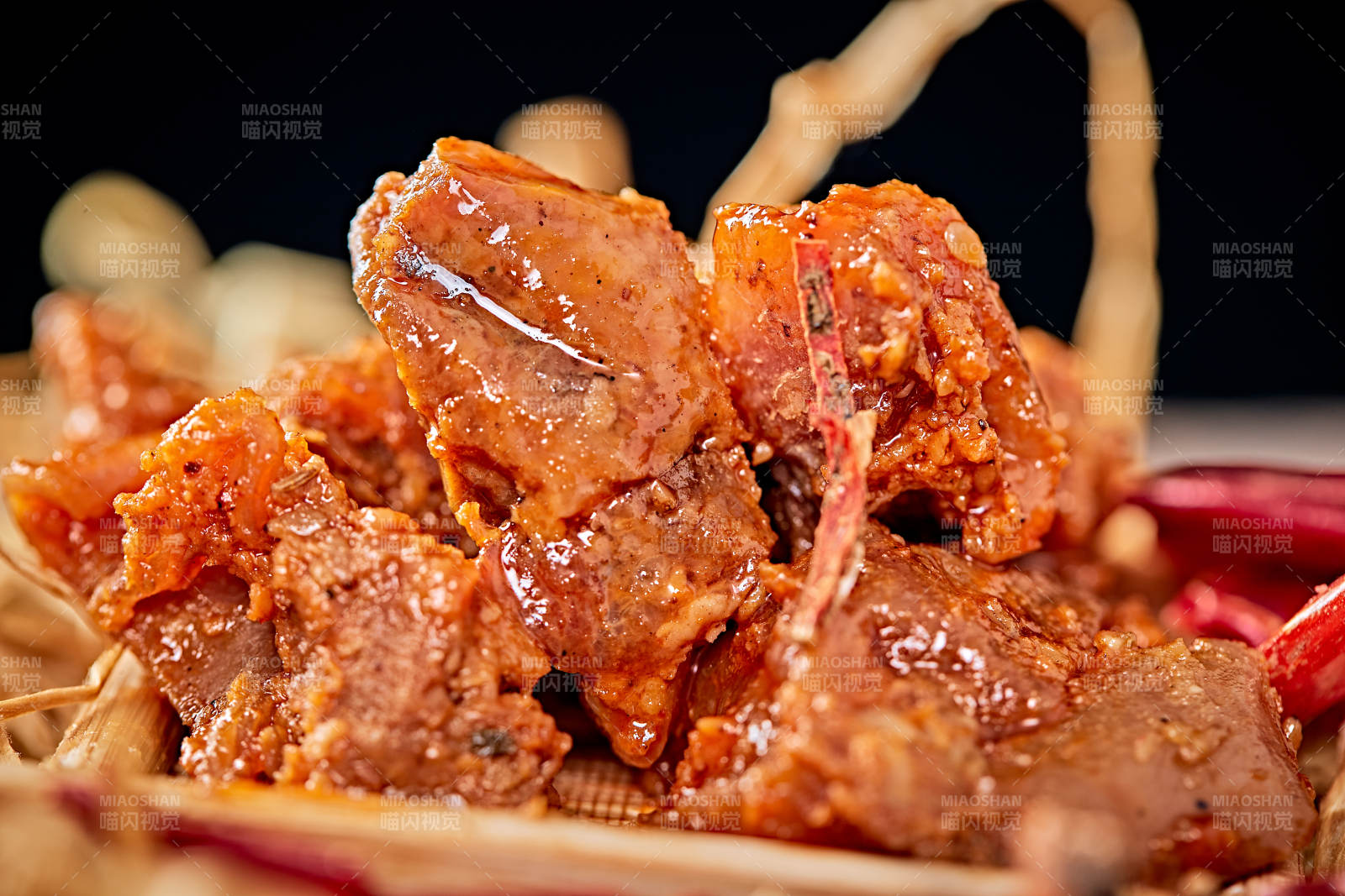木质背景上摆放的自然香辣牛筋肉图片