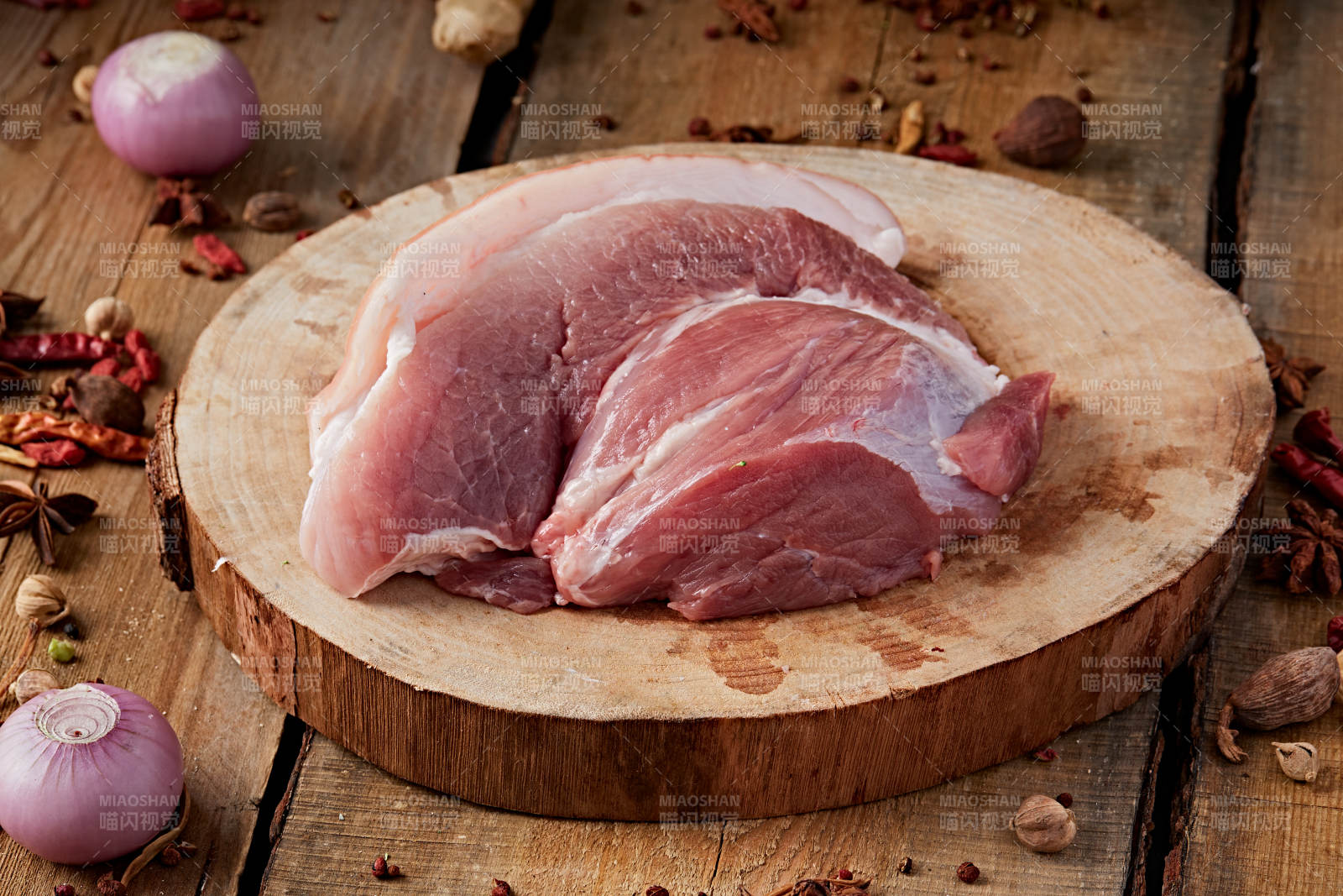 检疫合格的屠宰生鲜猪肉图片