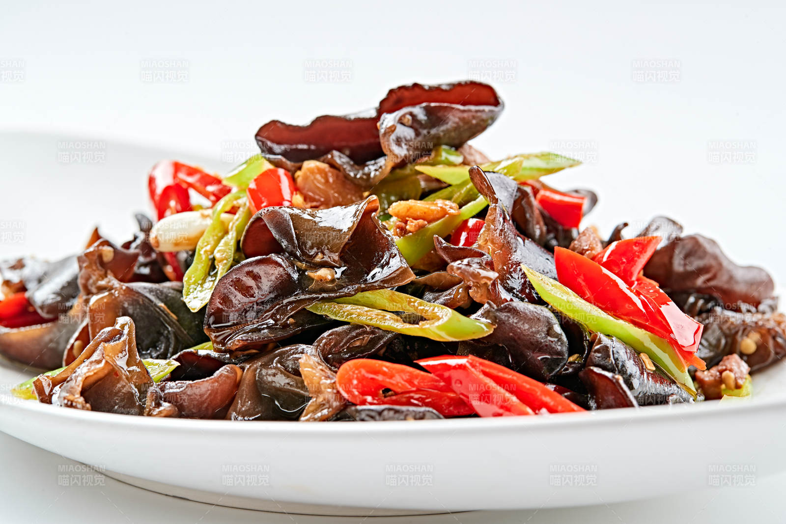 白色瓷盘装的肉沫鲜椒蒜香黑木耳图片