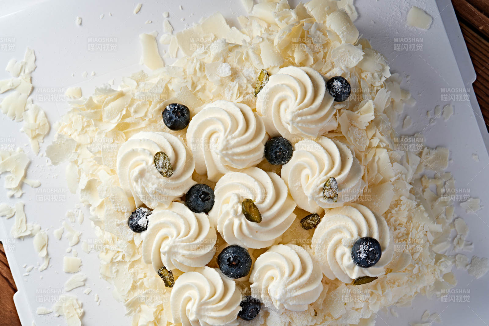 蓝莓白巧克力鲜奶慕斯榴莲蛋糕图片