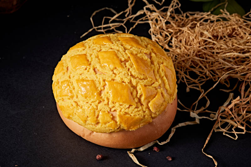 酥皮菠萝包摆放在餐垫上图片