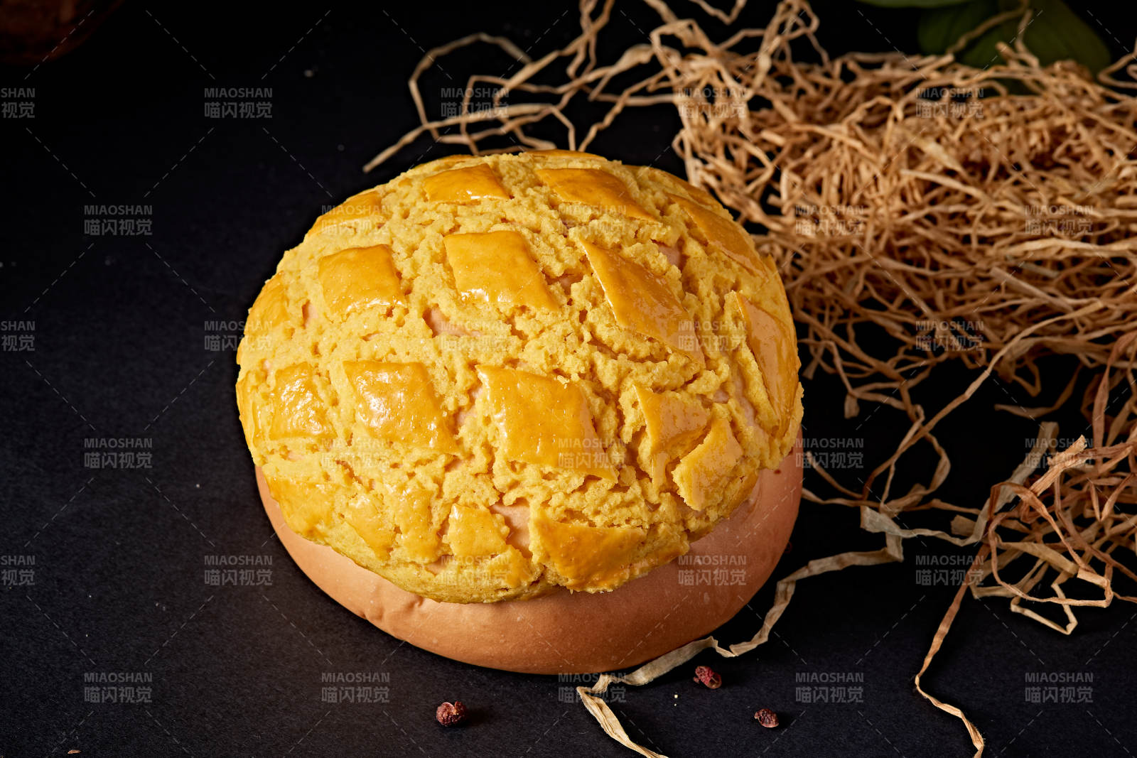 酥皮菠萝包摆放在餐垫上图片