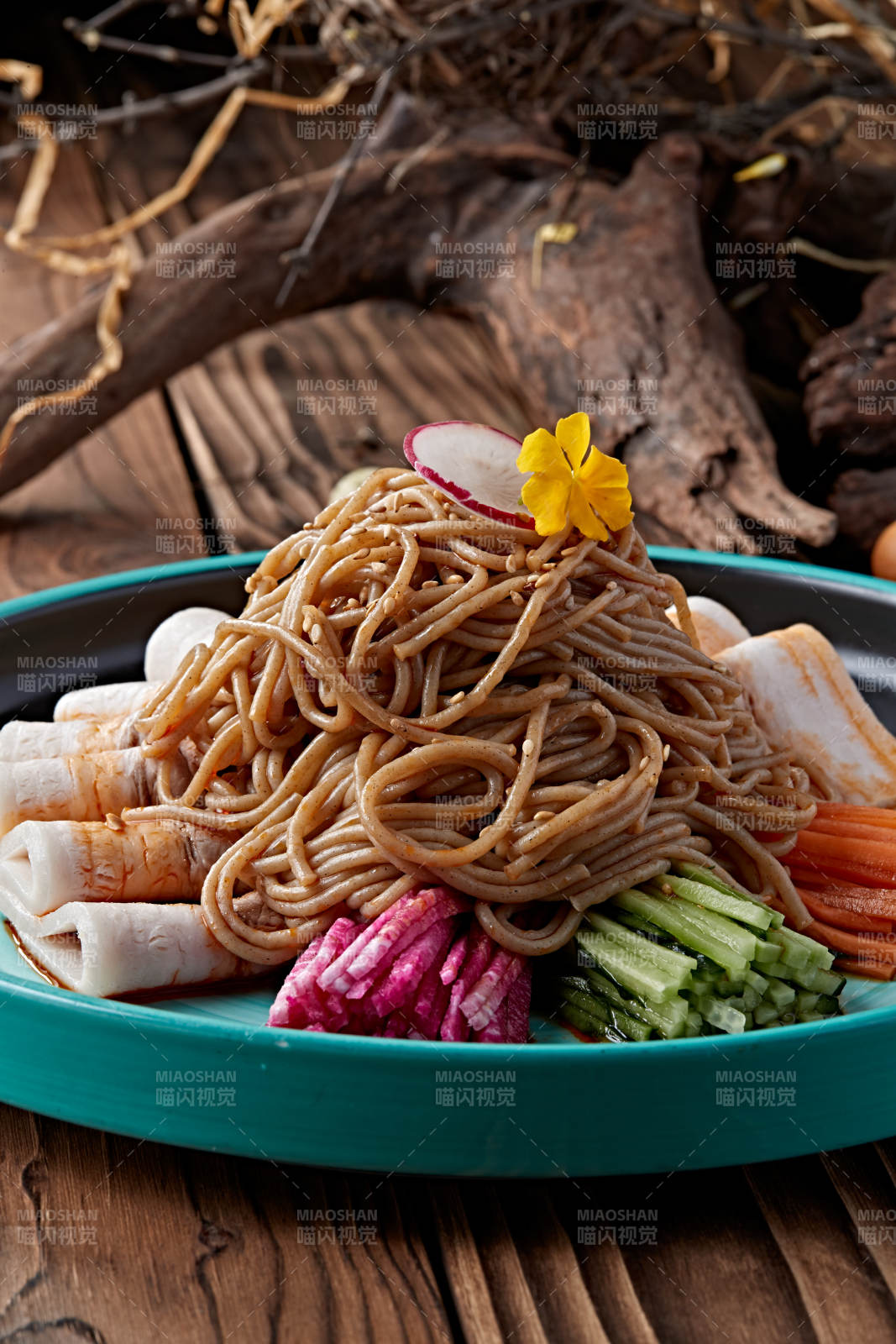 菜丝五花肉凉拌莜面饸饹图片