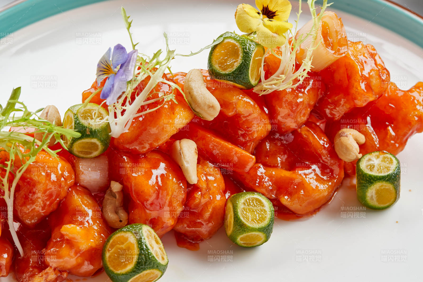 精美瓷餐具装的宫保大虾球图片