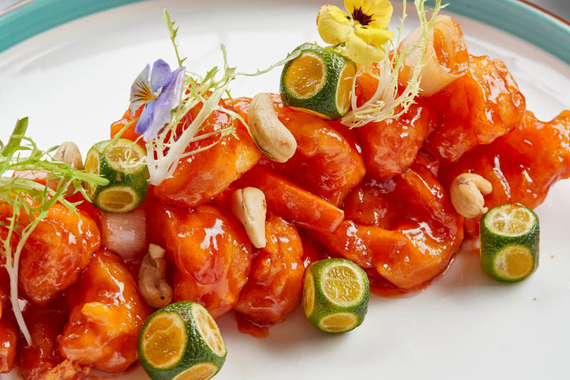 精美瓷餐具装的宫保大虾球图片