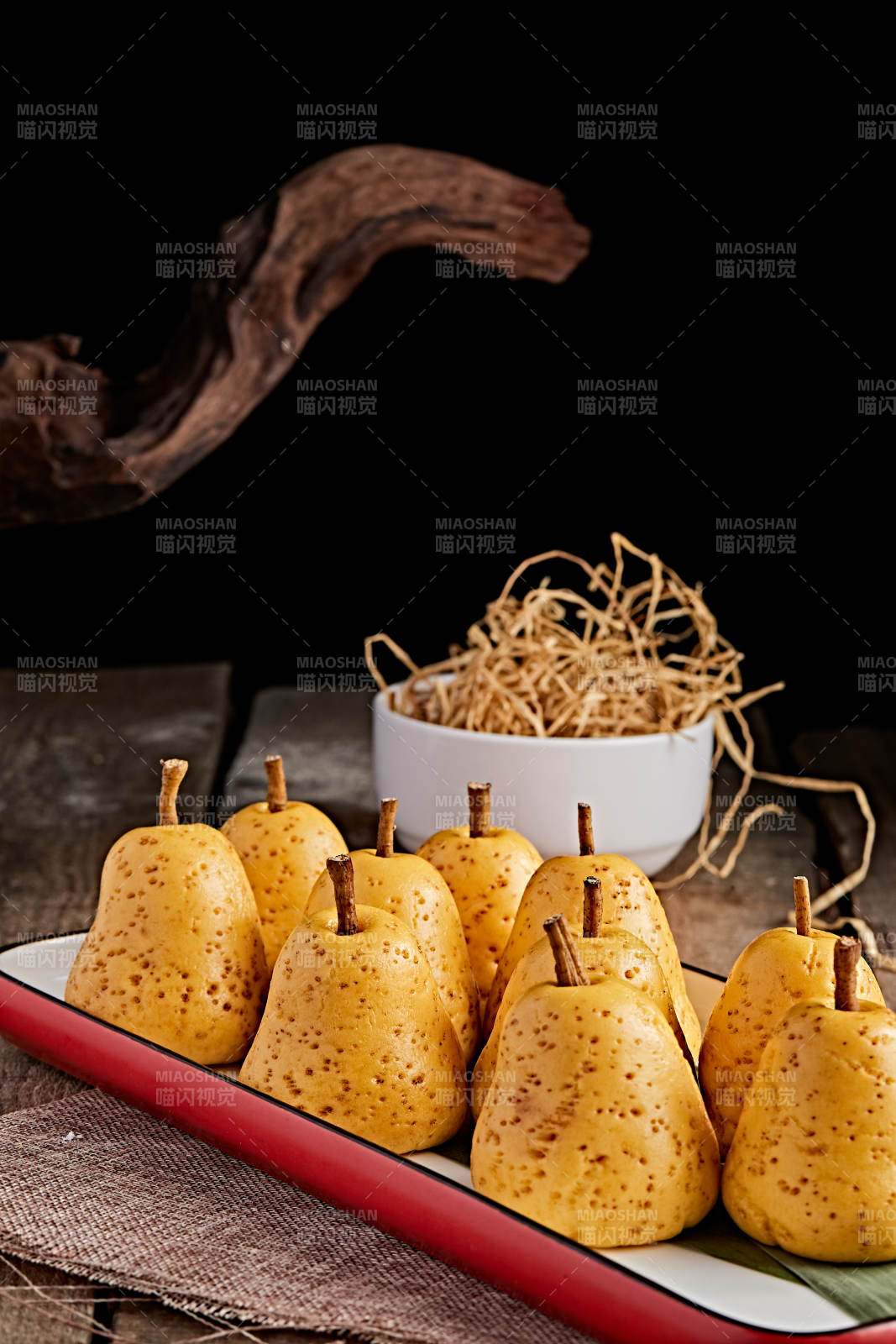 精美餐具装的仿真面点鸭梨窝窝头图片