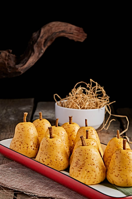 精美餐具装的仿真面点鸭梨窝窝头图片