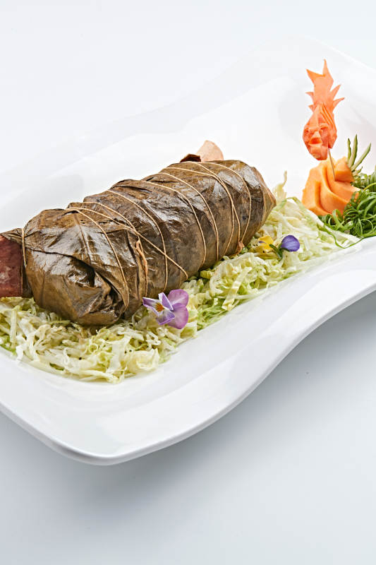 白色瓷盘装的飘香荷叶牛肋排图片